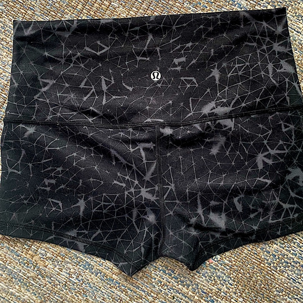 ⭐️ Lululemon Size 4-6 booty short